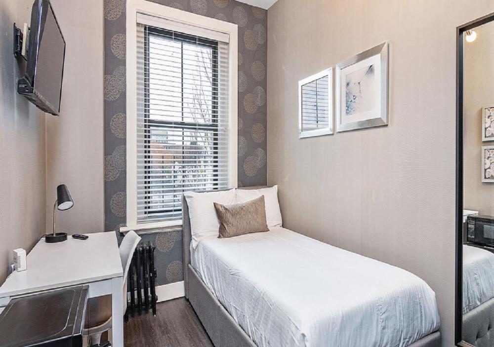Twin Room with Shared Bathroom interior